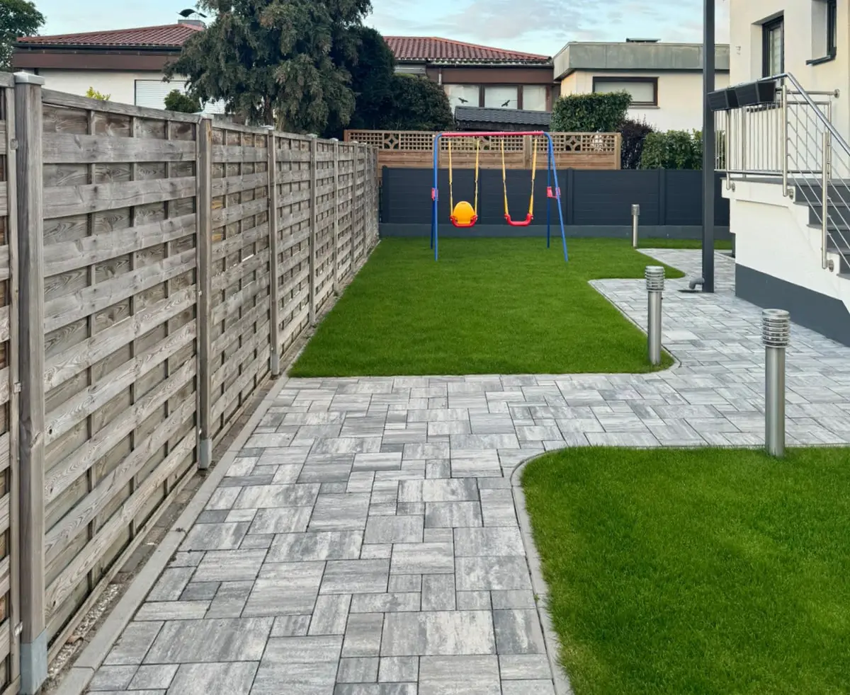 Gepflasterter Gehweg