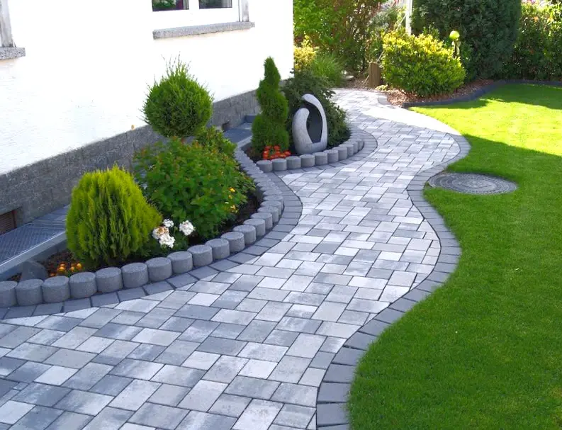 Gepflasterter Gartenweg