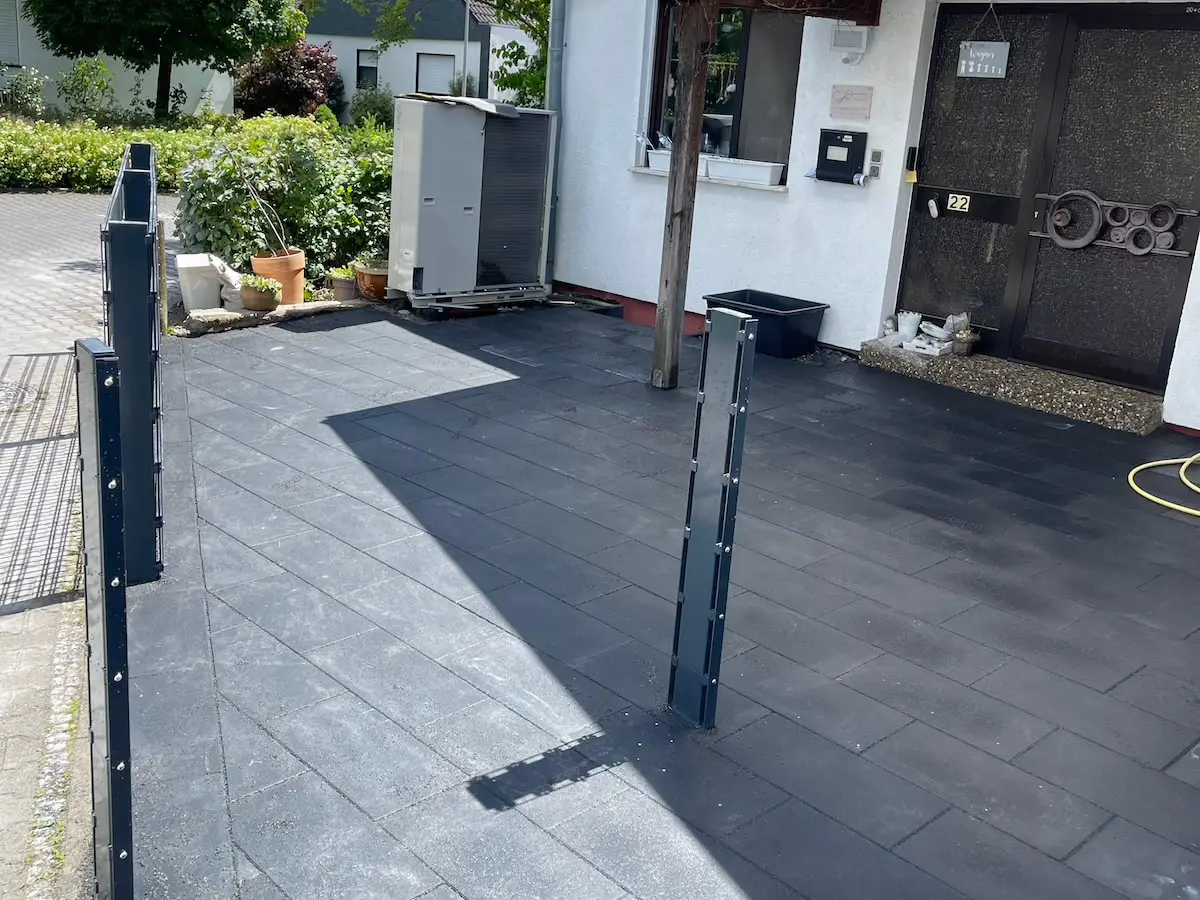 Moderner Vorplatz
